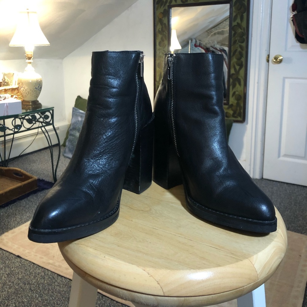 Shoe mint booties.
